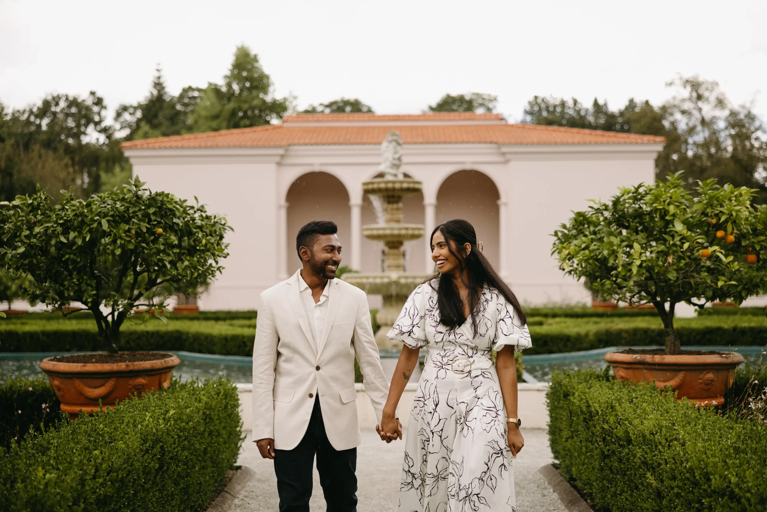 How to Pose for Photos Naturally Casual, Engagement, and Group Pose Ideas (1)