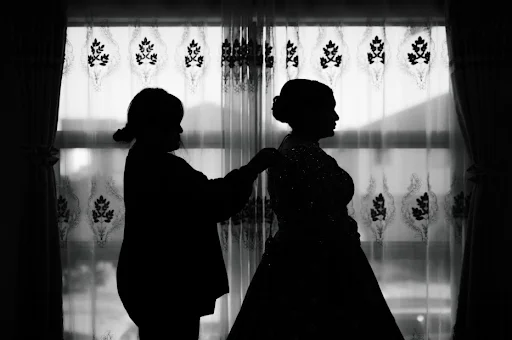 How to Pose for Photos Naturally Casual, Engagement, and Group Pose Ideas